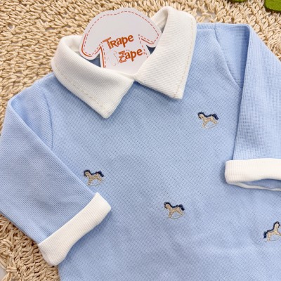 Macacão Tricotil (Tricot 100% Algodão) com Gola e Bordado - Azul Bebê Cavalinho de Brinquedo